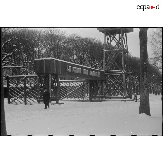 Reconstitution d'un camp de prisonniers à Paris aux abords du Grand Palais. [description provisoire]