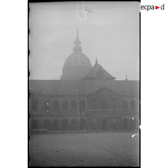 La cour de l'hôtel national des Invalides à Paris. [description provisoire]