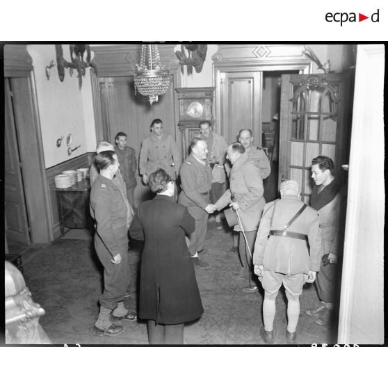 Le général de Lattre de Tassigny, à la tête de la 1re armée, salue des officiers au PC du général de Goislard de Monsabert, commandant le le 2e CA (corps d'armée) en Alsace. [description provisoire]