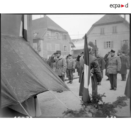 Cérémonie de levée du corps de Pierre Georges, alias Colonel Fabien, commandant la Brigade de Paris, unité des Forces françaises de l'intérieur (FFI).