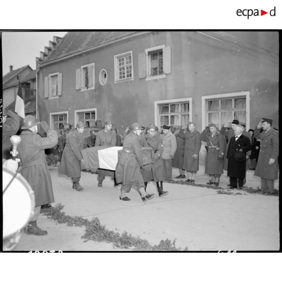Cercueil du colonel Fabien, commandant la Brigade FFI de Paris, tué par une explosion de mines allemandes au PC de son unité à Habsheim (Haut-Rhin) le 27 décembre 1944. [description provisoire]