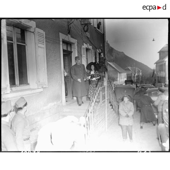 Visite du général de Gaulle au général Béthouart, commandant le 1er CA à Altkirch (Haut-Rhin), où est basé son PC arrière, le 25 décembre 1944. [description provisoire]