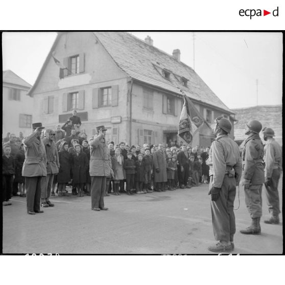 Le général de Lattre de Tassigny, à la tête de la 1re armée et le général Béthouart, commandant le 1er CA (corps d'armée), saluent l'étendard du 1er RSA (Régiment de spahis algériens) lors d'une revue de l'unité sur le front d'Alsace. [description provisoire]