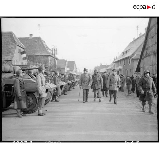 Le général de Lattre de Tassigny, à la tête de la 1re armée et le général Béthouart, commandant le 1er CA (corps d'armée), passent en revue le 1er RSA (Régiment de spahis algériens) sur le front d'Alsace. [description provisoire]