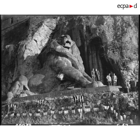 Généraux de l'état-major allié devant le monument du Lion de Belfort. [description provisoire]