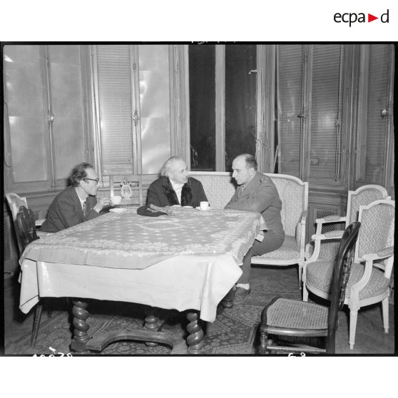 Le général de Lattre de Tassigny, à la tête de la 1re armée, s'entretient avec le président de la commission armée (?) et une autorité civile, au PC du général de Goislard de Monsabert, commandant  le 2e CA (corps d'armée) en Alsace. [description provisoire]