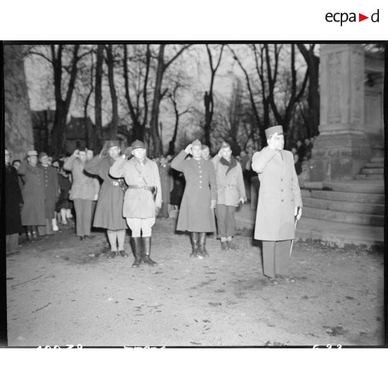 Le général de Lattre de Tassigny, suivi du colonel Fabien et du général Joinville saluent lors d'une prise d'arme en l'honneur de la brigade du colonel Fabien ou Brigade FFI de Paris, solennellement intégrée dans la 1re armée du général de Lattre de Tassigny, à Vesoul (Haute-Saône) le 10 décembre 1944. [description provisoire]