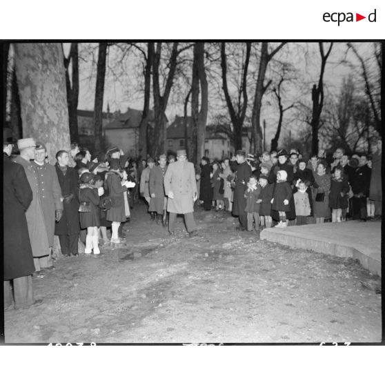 Le général de Lattre de Tassigny, suivi du colonel Fabien, du général Joinville et du général ? saluent la foule venue assister à la revue de la brigade du colonel Fabien ou Brigade FFI de Paris, solennellement intégrée dans la 1re armée du général de Lattre de Tassigny, lors d'une cérémonie à Vesoul (Haute-Saône) le 10 décembre 1944. [description provisoire]