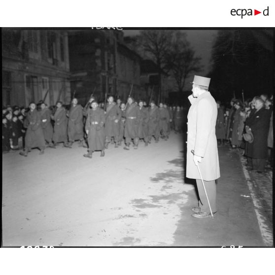 Défilé du GT (Groupe tactique) de Lorraine de la brigade Fabien, en présence du général de Lattre de Tassigny, à la tête de la 1re armée, à Vesoul, le 10 décembre 1944. [description provisoire]