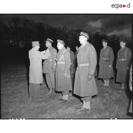 Remise de décoration à des soldats de la 1re DMI (Division de marche d'infanterie), ex 1re DFL (Division de la France Libre), par le général de Lattre de Tassigny (1re armée), en Haute-Saône. [description provisoire]