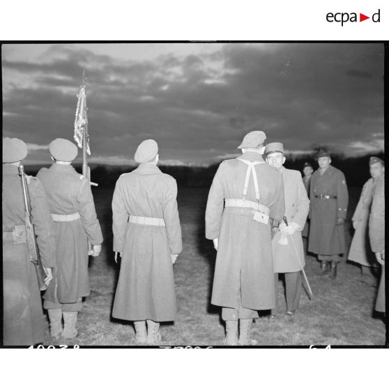 Salut de l'étendard de la 1re DMI (Division de marche d'infanterie), ex 1re DFL (Division de la France Libre), par le général de Lattre de Tassigny (1re armée), en Haute-Saône. [description provisoire]