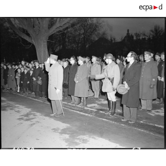 Le général de Lattre de Tassigny assistant au défilé du GT (Groupe tactique) de Lorraine de la brigade Fabien, à Vesoul, le 10 décembre 1944. [description provisoire]