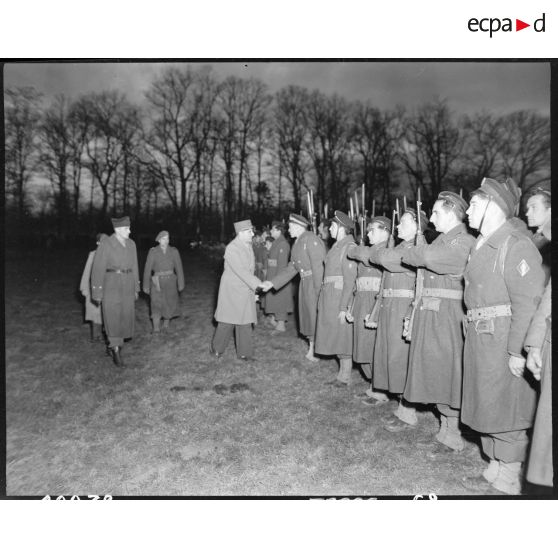 Inspection d'une unité de la 1re DMI (Division de marche d'infanterie), ex 1re DFL (Division de la France Libre), par le général de Lattre de Tassigny,en Haute-Saône. [description provisoire]
