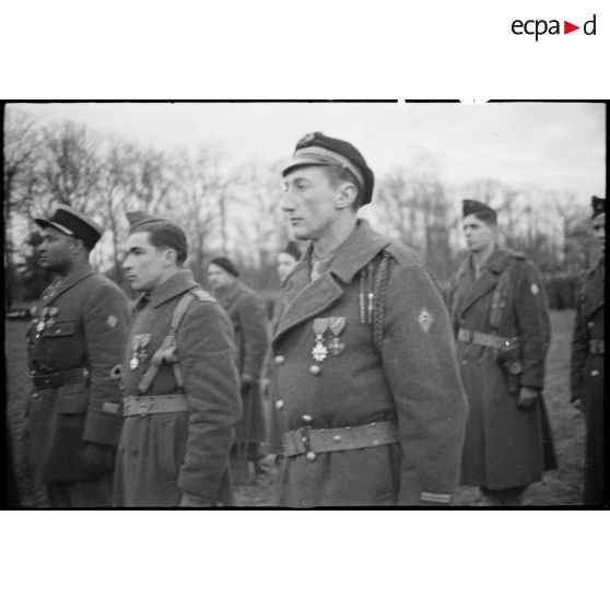 Récipiendaires de la 1re DMI (Division de marche d'infanterie), ex 1re DFL (Division de la France Libre), qui viennent d'être décorés par le général de Lattre de Tassigny (1re armée), en Haute-Saône. [description provisoire]
