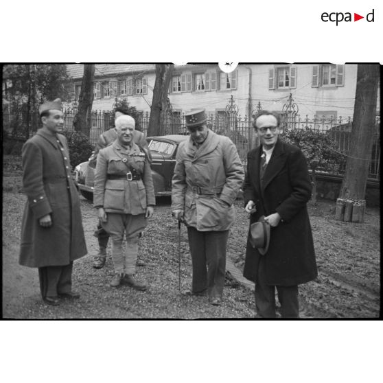 Le général Joinville (1), le général Goislard de Monsabert (2e CA), le général de Lattre de Tassigny (1re armée) et le président de la commission armée (de gauche à droite) sur le front d'Alsace. [description provisoire]
