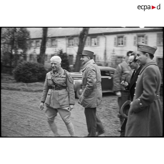 Le général Goislard de Monsabert (2e CA), le général de Lattre de Tassigny (1re armée), le président de la commission de l'armée et le général Joinville (1) (de gauche à droite) sur le front d'Alsace. [description provisoire]
