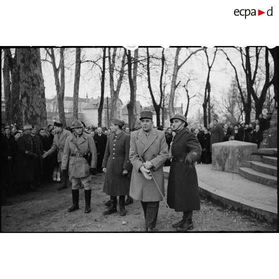 Le général de Lattre de Tassigny préside une prise d'armes à Vesoul (Haute-Saône) avec le GT (Groupe tactique) de Lorraine de la brigade Fabien, en compagnie du colonel Fabien et du général Joinville. [description provisoire]