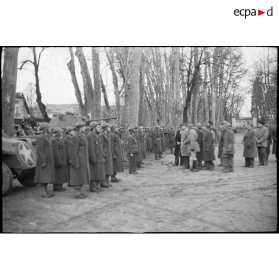 Revue du GT (Groupe tactique) de Lorraine de la brigade Fabien, par le général de Lattre de Tassigny, à la tête de la 1re armée, à Vesoul (Haute-Saône), le 10 décembre 1944. [description provisoire]