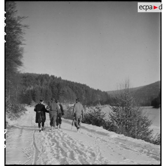 Patrouille française dans la forêt des Vosges. [description provisoire]