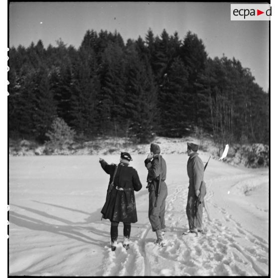 Patrouille française dans la forêt des Vosges. [description provisoire]