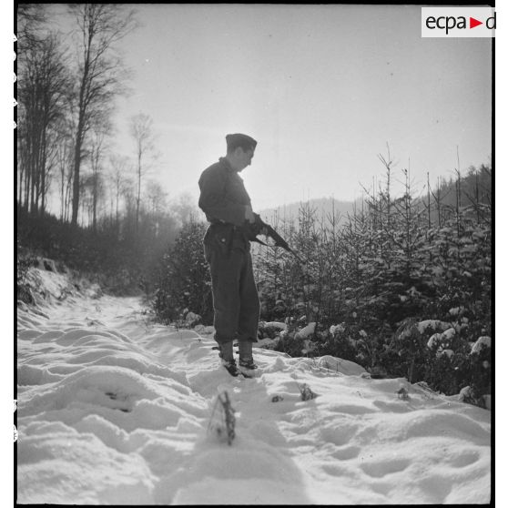 Bataille d'Alsace : Patrouille française dans la forêt des Vosges. [description provisoire]