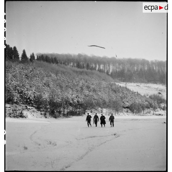 Patrouille française dans la forêt des Vosges. [description provisoire]