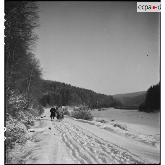 Patrouille française dans la forêt des Vosges. [description provisoire]