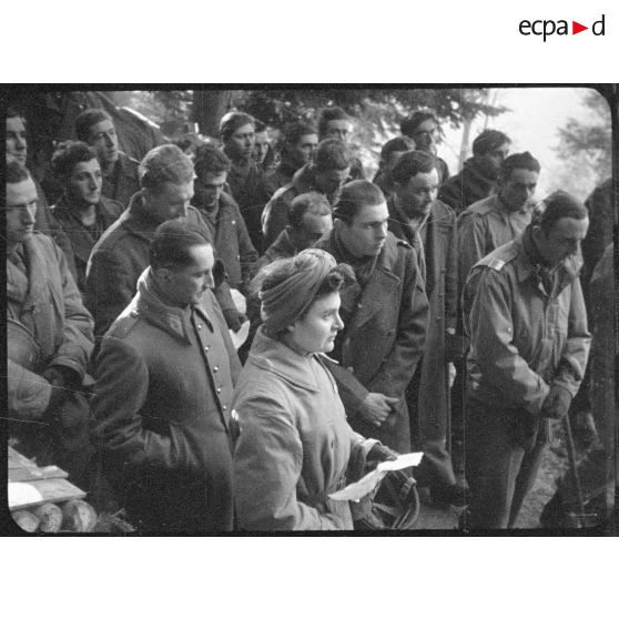 Messe de Noël à Bitschwiller-lès-Thann (3 km nord-ouest de Thann) (Haut-Rhin pour les soldats de la 2e DB (Division blindée), 24-25 décembre 1944. [description provisoire]