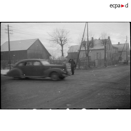 Le général de division Leclerc quitte Weyer à bord de sa Cadillac pour une tournée d'inspection. [description provisoire]