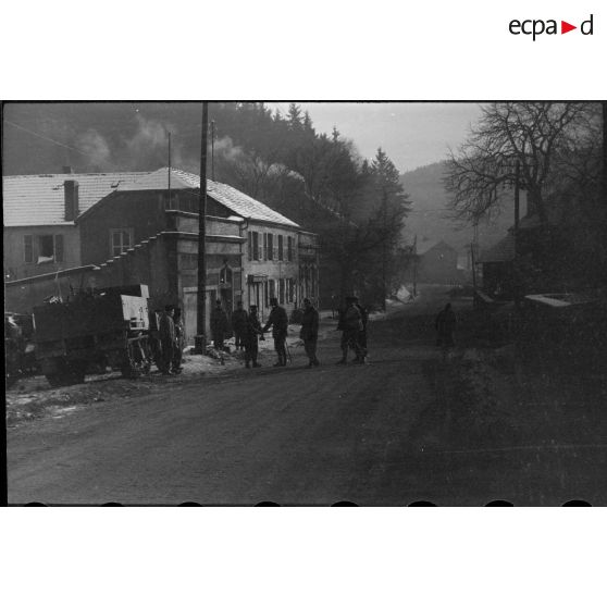 Le 2 janvier 1945, le général Leclerc, commandant la 2e DB (Division blindée) fait une tournée d'inspection de ses troupes. [description provisoire]