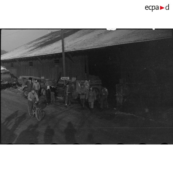 Le 2 janvier 1945, le général Leclerc, commandant la 2e DB (Division blindée) fait une tournée d'inspection de ses troupes. [description provisoire]