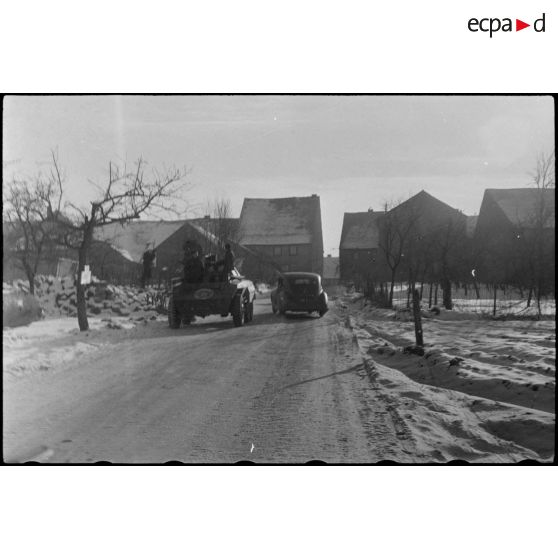 Le 2 janvier 1945, le général Leclerc, commandant la 2e DB (Division blindée) quitte Weyer (Bas-Rhin) en voiture pour une tournée d'inspection de ses troupes. [description provisoire]