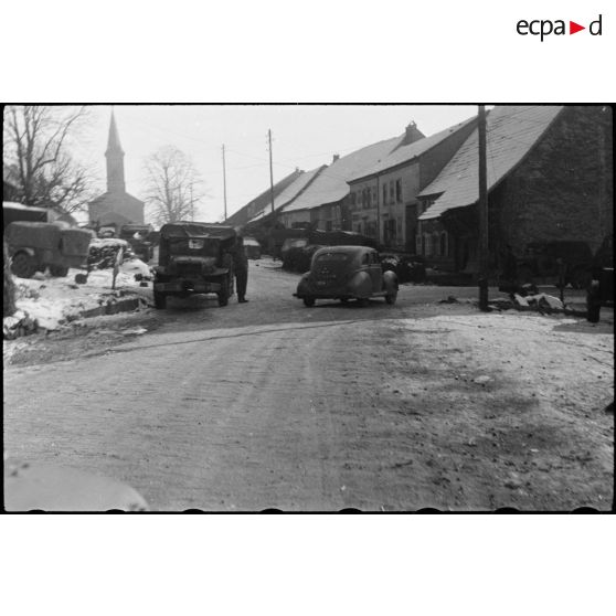 Le 2 janvier 1945, le général Leclerc, commandant la 2e DB (Division blindée) quitte Weyer (Bas-Rhin) en voiture pour une tournée d'inspection de ses troupes. [description provisoire]