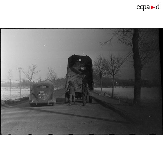 Le 2 janvier 1945, le général Leclerc, commandant la 2e DB (Division blindée) quitte Weyer (Bas-Rhin) en voiture pour une tournée d'inspection de ses troupes. [description provisoire]