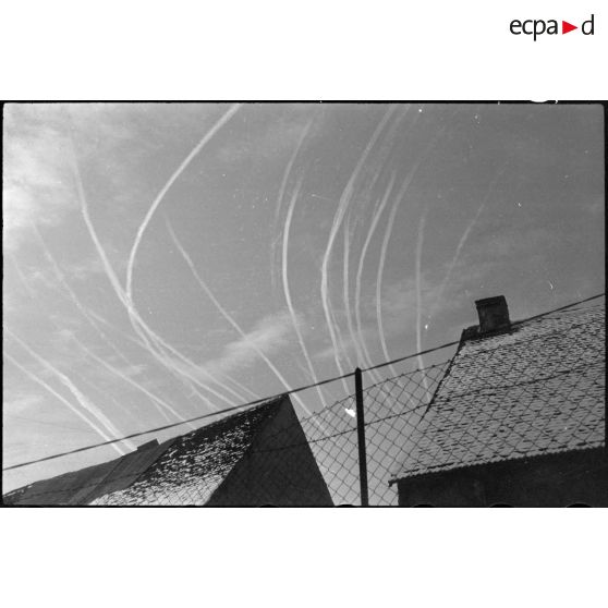 Vue prise lors du déplacement de la 2e DB (Division blindée) d'Obernai (Bas-Rhin) à Troisfontaines (Moselle), peut-être à Weyer (Bas-Rhin). [description provisoire]