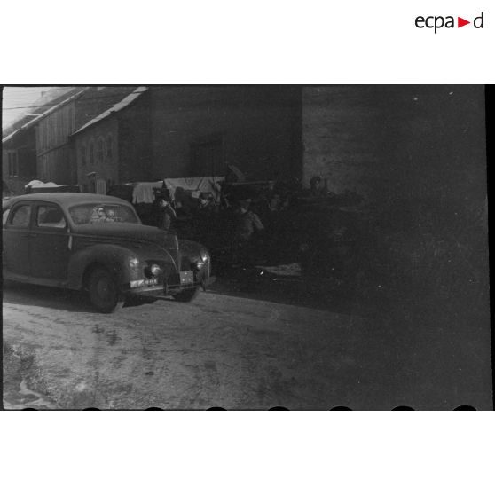 Le 2 janvier 1945, le général Leclerc, commandant la 2e DB (Division blindée) fait une tournée d'inspection de ses troupes. [description provisoire]