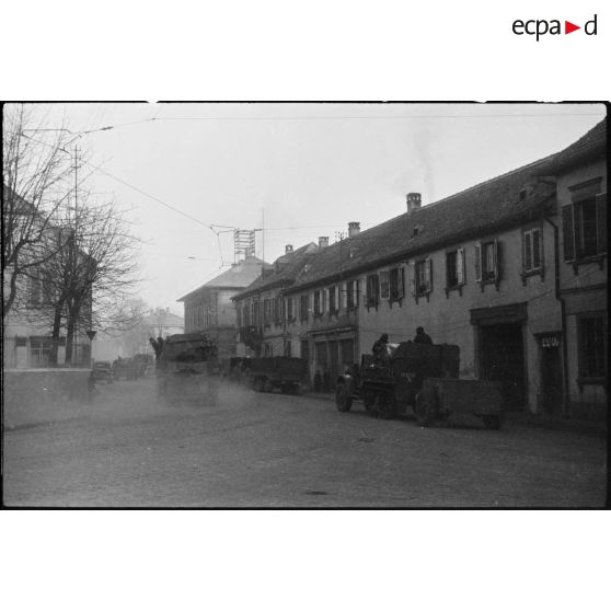 Eléments de la 2e DB (Division blindée) s'apprêtant à quitter Weyer (Bas-Rhin) pour gagner la Moselle. [description provisoire]