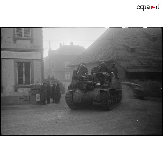 Le canon automoteur "Saturne" de la 2e DB (Division blindée) traversant Weyer ou Obernai (Bas-Rhin) pour gagner la Moselle. [description provisoire]