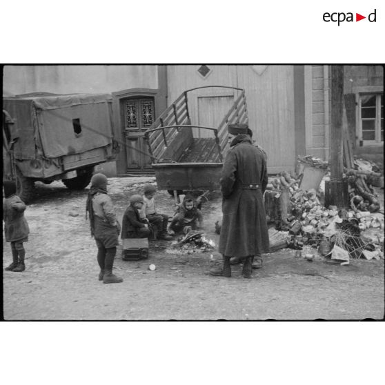 Des enfants autour d'un feu à Weyer (Bas-Rhin). [description provisoire]
