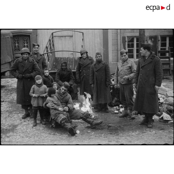 Des enfants et des soldats nord-africains de la 2e DB (Division blindée) dans une rue de Weyer (Bas-Rhin). [description provisoire]