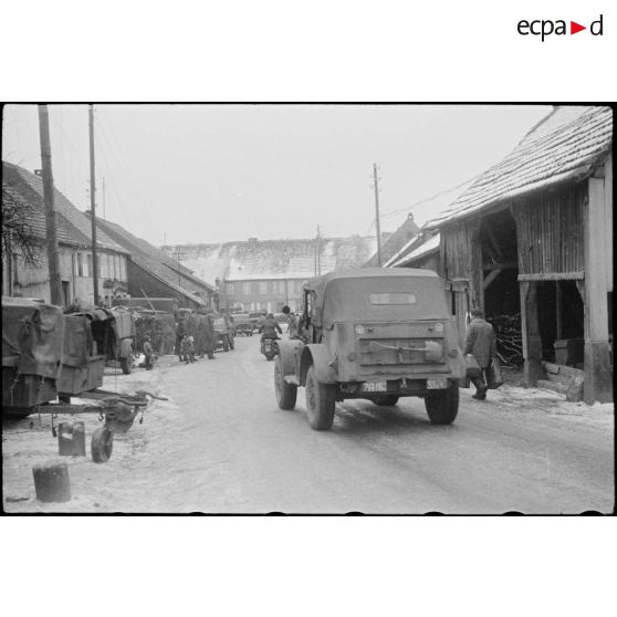 Eléments de la 2e DB (Division blindée) s'apprêtant à quitter Weyer (Bas-Rhin) pour gagner la Moselle. [description provisoire]