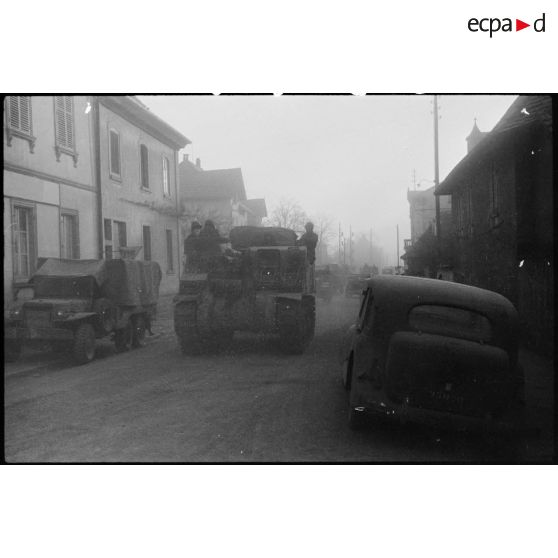 Un convoi motorisé de la 2e DB (Division blindée) s'apprête à quitter Weyer (Bas-Rhin) pour gagner la Moselle. [description provisoire]