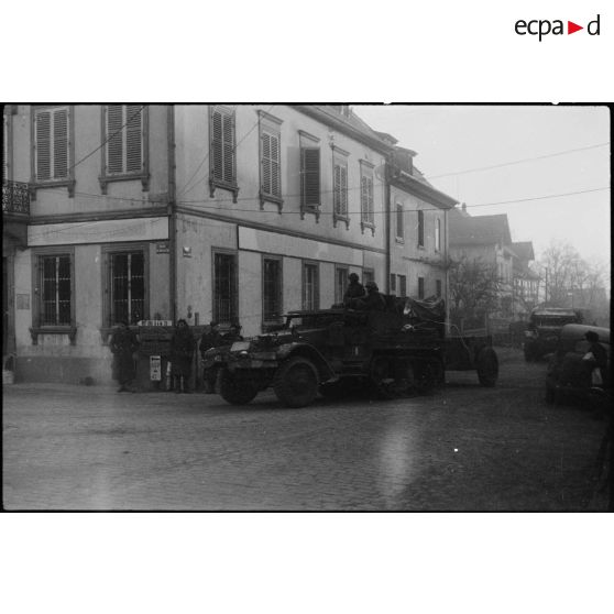 Le half-track "Capricorne" de la 2e DB (Division blindée) traversant Weyer ou Obernai (Bas-Rhin) pour gagner la Moselle. [description provisoire]