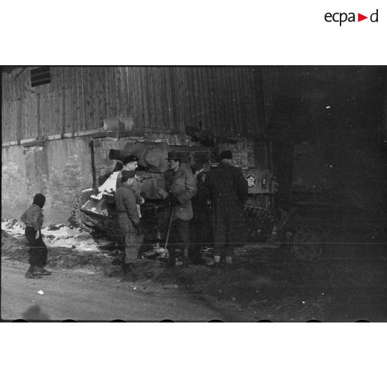 Le 2 janvier 1945, le général Leclerc, commandant la 2e DB (Division blindée) fait une tournée d'inspection de ses troupes. [description provisoire]