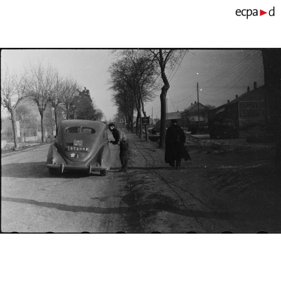 Le 2 janvier 1945, le général Leclerc, commandant la 2e DB (Division blindée) quitte Weyer (Bas-Rhin) en voiture pour une tournée d'inspection de ses troupes. [description provisoire]