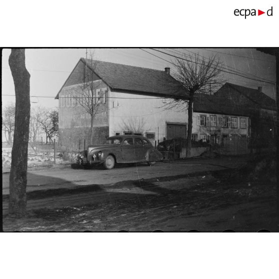 Le 2 janvier 1945, le général Leclerc, commandant la 2e DB (Division blindée) quitte Weyer (Bas-Rhin) en voiture pour une tournée d'inspection de ses troupes. [description provisoire]