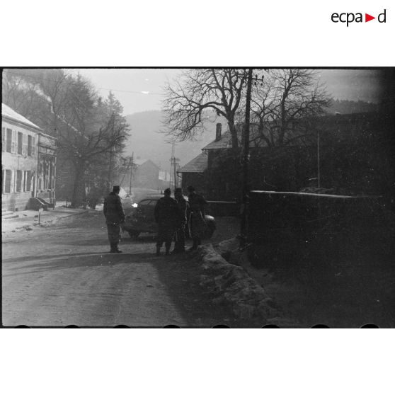 Le 2 janvier 1945, le général Leclerc, commandant la 2e DB (Division blindée) quitte Weyer (Bas-Rhin) en voiture pour une tournée d'inspection de ses troupes. [description provisoire]