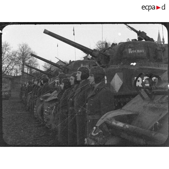 Revue des chars Sherman du 5e RCA (Régiment de chasseurs d'Afrique) près de Thann (Haut-Rhin). Au premier plan, le char Sherman M1A2 "Rocroi" du 2e escadron du 5e RCA. [description provisoire]