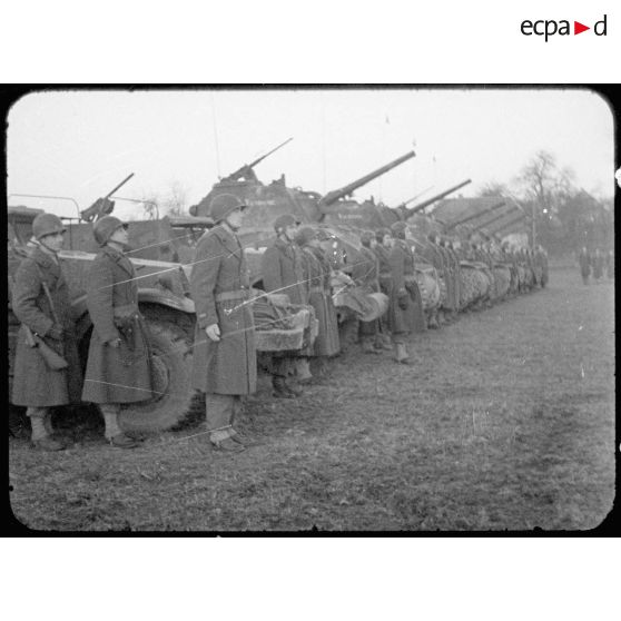 Revue des half-tracks du 5e RCA (Régiment de chasseurs d'Afrique) près de Thann (Haut-Rhin). [description provisoire]