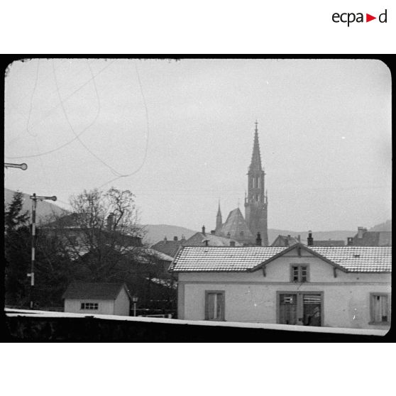 Thann (Haut-Rhin) : plan d'ensemble avec l'église en arrière-plan. [description provisoire]